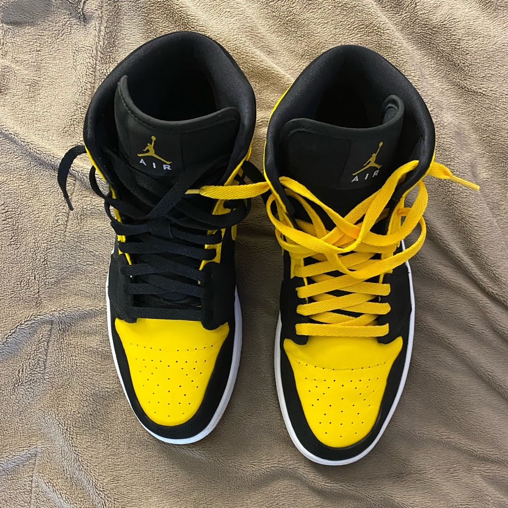 Jordan 1 Mids - New Loves